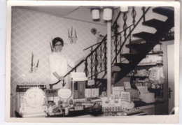 Photo De Particulier Pouzauges Intérieur D'un Magasin De Coiffure A Identifier   Réf 30115 A - Anonymous Persons