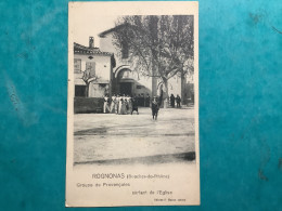 13/ Rognonas Groupe De Provençale Sortant De L’église - Autres & Non Classés