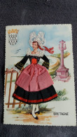 CARTE  BRODEE FOKLORE FOLKLORIQUE FEMME BRETAGNE BRETONNE BLASON CALVAIRE CROIX ED VACANCES - Brodées