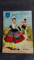 CARTE  BRODEE FOKLORE FOLKLORIQUE FEMME AU PAYS DES CIGALES PROVENCE BLASON TAMBOUR - Bestickt