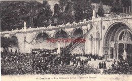 CPA LOURDES - UNE CEREMONIE DEVANT L'EGLISE - Lourdes