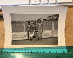 Réal Photo Pin-up Plage Famille Sur La Plage  Hommes Torse Nu - BOYS ON THE BEACH - Pin-Ups