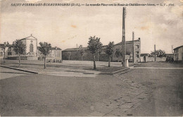 St Pierre Des échaubrognes * La Nouvelle Place Vers La Route De Châtillon Sur Sèvre * Enfants Villageois - Andere & Zonder Classificatie