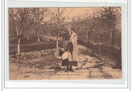 TYPES ET COSTUMES DU POITOU - Paysanne Se Rendant Au Lavoir Portant Son Linge Sur Une """"courge"""" - Très Bon état - Sonstige & Ohne Zuordnung