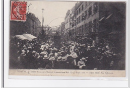 ROANNE : Grand Concours Musical International Des 15-16 Aout 1908, Grand Defilé, Rue Nationale - Tres Bon Etat - Roanne