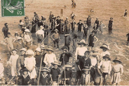 RIVA BELLA  : Jeunes Personnes Les Pieds Dans La Mer - Tres Bon Etat - Riva Bella