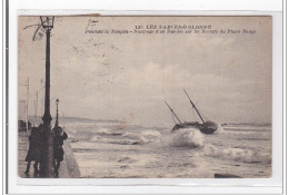 SABLES-D'OLONNE : Pendant La Tempete, Nauffrage D'un Dundée Sur Les Rochers Du Phare Rouge - Tres Bon Etat - Sables D'Olonne