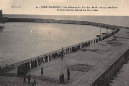 PORT-EN-BESSIN : Les Habitants Du Pont Font La Chaine Pour Renflouer Le Saint-sebastien échoué - Tres Bon Etat - Port-en-Bessin-Huppain