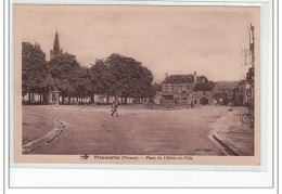 PLEUMARTIN - Place De L'Hôtel De Ville - Très Bon état - Pleumartin