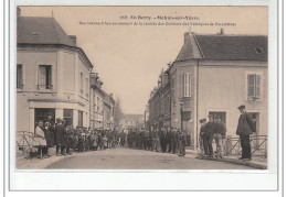 MEHUN SUR YEVRE - Rue Jeanne D'Arc Au Moment De La Rentrée Des Ouvriers Des Fabriques De Porcelaines - Très Bon état - Mehun-sur-Yèvre