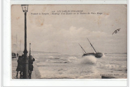 LES SABLES D'OLONNE - Pendant La Tempête, Naufrage D'un Dundee Sur Les Rochers Du Phare Rouge - Très Bon état - Sables D'Olonne