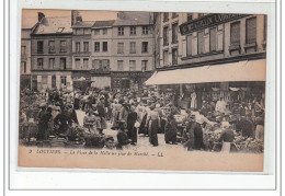 LOUVIERS - La Place De La Halle Un Jour De Marché - Très Bon état - Louviers