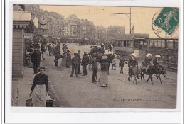 LE TREPORT : Sur Le Quai (toillée) - Tres Bon Etat - Le Treport