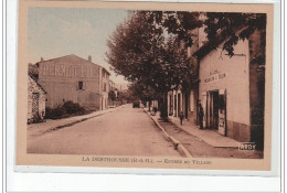 LA DESTROUSSE - Entrée Du Village - Très Bon état - Sonstige & Ohne Zuordnung