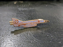 N Pin's Pins Insigne Militaire Avion De Chasse Super Etendard Dassault Marine Nationale Porte Aeronavale - Armee