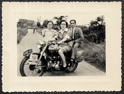 PHOTO Photographie Amateur - Couple Sur Moto Immatriculée 1649 EC6 Avec Bidon D'huile VEEDOL - Automobili