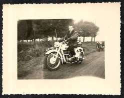 PHOTO Photographie Amateur - Homme Sur Moto Immatriculée - Automobile