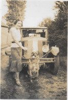 Petite Photo D'une Femme  Devant Une Voiture - Places