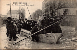 20603 Cpa 94 Ivry - Crue De La Seine - Les Habitants Ramenés à Leur Domicile - Ivry Sur Seine