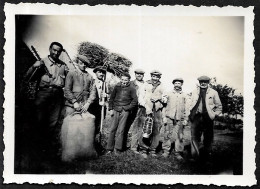 PHOTO Photographie Amateur - Ouvriers Agricoles - A La Ferme - Métier Agriculture - Garçons De Ferme - Ouvrier - Mestieri