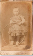 P - PHOTO CDV - ENFANT AU CERCEAU - PHOTOGRAPHE RUBINO - RUE ST FERREOL - MARSEILLE - Personnes Anonymes