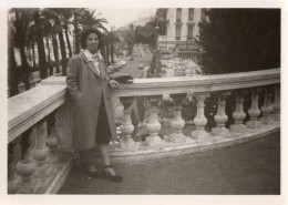 PHOTO - P - PHOTO ORIGINALE - ITALIE - SANREMO ? - FEMME - FORMAT 11.8 X 8.4 - Luoghi