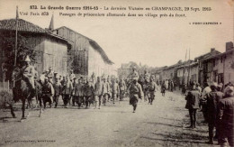 LA GRANDE GUERRE 1914 _ 15 . LA DERNIERE VICTOIRE EN CHAMPAGNE, 20 SEPT. 1915. PASSAGES DE PRISONNIERS ALLEMANDS - Oorlog 1914-18