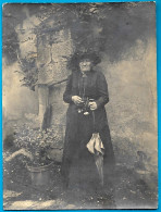 PHOTO Photographie - Madame LANG, Vieille Dame Avec Son Parapluie, Qui Ne Manque Pas D'humour (voir Au Dos De La Photo) - Identifizierten Personen