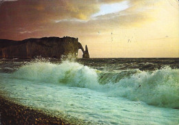 *CPM  -76 - ETRETAT - L'Aiguille Et La Porte D'Aval Soleil Couchant, Jour De Tempête - Etretat