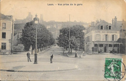 02 Laon. Vue Prise De La Gare. Café Du Commerce. - Laon