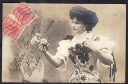 Uruguay - 1908 - Femme - Femme Posant Avec Un Bouquet De Fleurs - Femmes