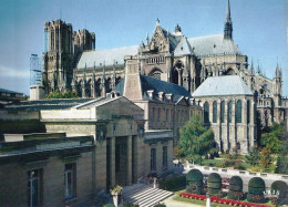 *CPM - 51 - REIMS - La Cathédrale, Le Palais Archiépiscopal Et La Bibliothèque - Reims