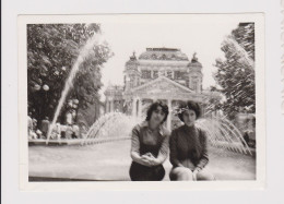 Two Women Pose To The Splashing Fountain, Bad Exposure Scene, Vintage Orig Photo 10.8x7.7cm. (34467) - Persone Anonimi