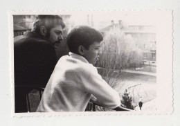 Man And Boy Looking From The Balcony, Scene, Rear Portrait, Vintage Orig Photo 12.2x7.8cm. (25218) - Persone Anonimi