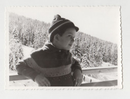 Boy With Hat, Portrait On Balcony, Winter Scene, Vintage Orig Photo 12x8.6cm. (25204) - Persone Anonimi