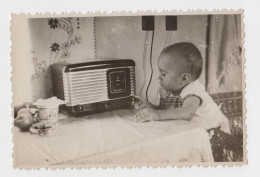 Cute Child Pose To Old Tube Radio, Scene, Vintage Orig Photo 12.7x8.5cm. (13437) - Persone Anonimi