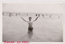 Shirtless Young Man, Funny Summer Beach Scene, Vintage Orig Photo 13.8x9cm. (248) - Persone Anonimi