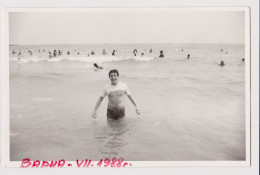 Muscle Shirtless Young Man, Funny Summer Beach Scene, Vintage Orig Photo 13.8x9cm. (247) - Persone Anonimi