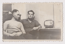 Two Young Men Pose To Old Tube Radio, Portrait, Vintage Orig Photo 13.3x8.5cm. (56802) - Personnes Anonymes