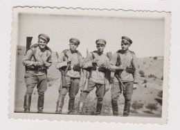 Ww2 Bulgaria Bulgarian Military Soldiers Full Armed, Rifle, Ammo Pouch, Field Scene, Orig Photo 8.6x6.1cm. (68719) - Guerre, Militaire