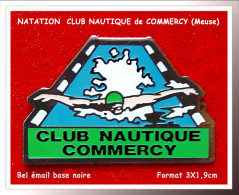 SUPER PIN'S "NATATION" CUB NAUTIQUE De COMMERCY (Meuse) En émail Base Noire, Format 3X1,9cm - Nuoto