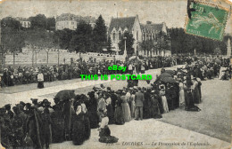 R590987 Lourdes. La Procession De L Esplanade. Magasins De L Alliance Catholique - Wereld