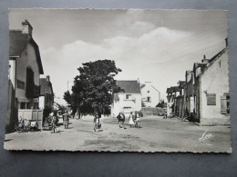 CP 56 Morbihan Presqu'ile De Quiberon - Lieu Dit : SAINT JULIEN De Quiberon   - La Place Du Centre  Timbré 1956 - Quiberon