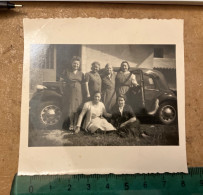 Réal Photo  Famille Devant Une Voiture - Voiture Automobile - Automobili