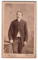 Fotografie L. Wilhelm, Glauchau, Portrait Junger Herr Im Anzug  - Anonyme Personen