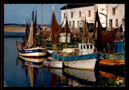 44 - LE CROISIC - BATEAUX DE PECHE DEVANT LA CRIEE - Le Croisic