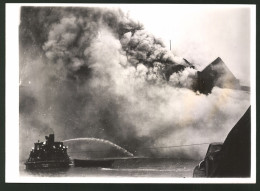 Photo Ansicht London, Brennender Mehlspeicher Nahe Dem Embankment An Der Themse, Feuerwehr Mit Löschschiff  - Berufe