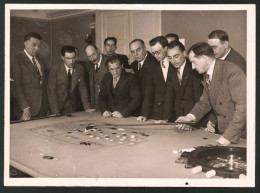 Fotografie L`Ecole De Croupiers, Roulette-Lehrer Erläutert Das Einziehen Der Jettons  - Professions