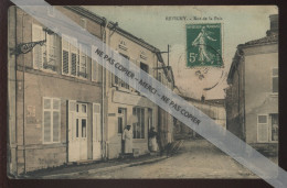 55 - REVIGNY-SUR-ORNAIN - RUE DE LA PAIX - EDITEUR LACOURT - CARTE COLORISEE - VOIR ETAT - Revigny Sur Ornain