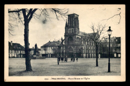 57 - PHALSBOURG - PLACE D'ARMES ET L'EGLISE - Phalsbourg